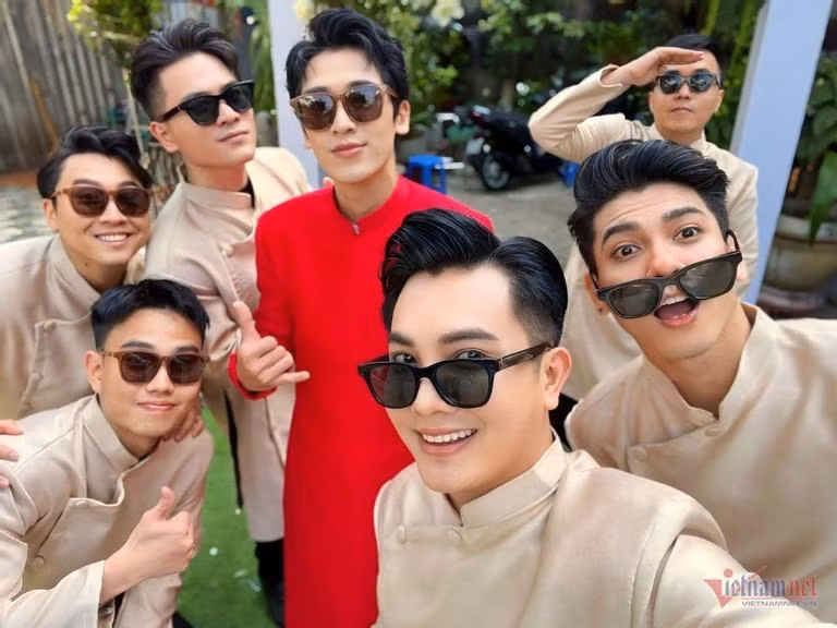 Đội bê tráp nhà trai diện áo dài cách tân màu be lịch lãm bảnh bao.