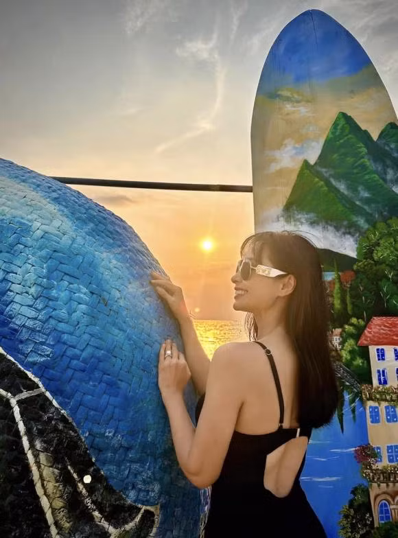 Bên cạnh đó, dù đã bước qua tuổi 46 và trải qua hai lần sinh nở nhưng có thể thấy, nhan sắc của Thuý Hạnh vẫn quyến rũ, trẻ như gái đôi mươi. Sau khi bài viết đăng tải đã nhận được nhiều lượt yêu thích từ đông đảo khán giả. Dưới phần bình luận, cộng đồng mạng không ngừng xuýt xoa vì vẻ đẹp vượt thời gian của cô.