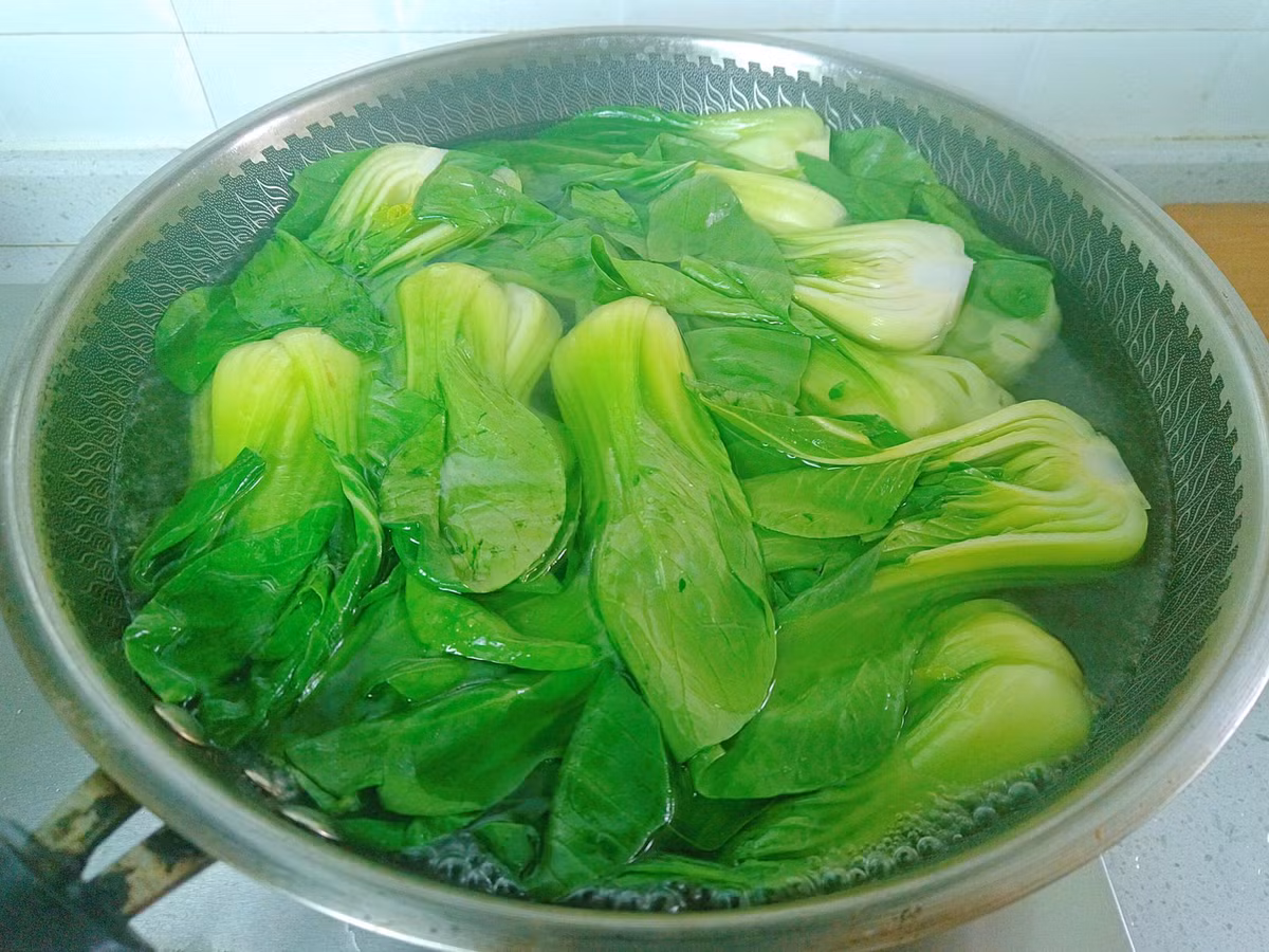 Loai rau co luong canxi gap 25 lan thit, an nhieu tot cho xuong-Hinh-7