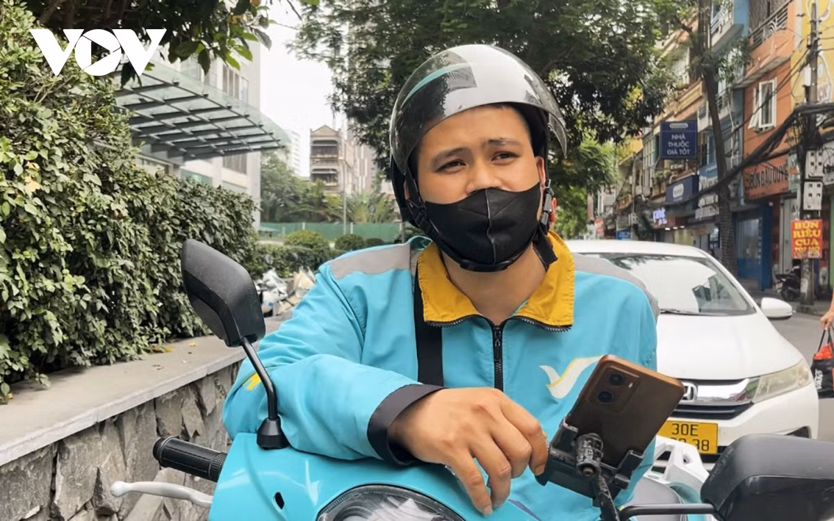 Là một lái xe ôm công nghệ, thường xuyên chở khách qua đoạn đường này, anh Nguyễn Văn Tuấn (Hà Nội) đều cảm thấy “sợ hãi” vì tình trạng tắc đường kéo dài: “Nhiều khi tắc không đi được, bình thường tầm 15 - 20 phút là xong một đơn, nhưng vào đón chở khách ở đây phải mất tầm 40 phút cho đến 1 tiếng, phải gấp đôi giờ bình thường, đi vào đây khó chịu, cứ chiều tối là không muốn vào".