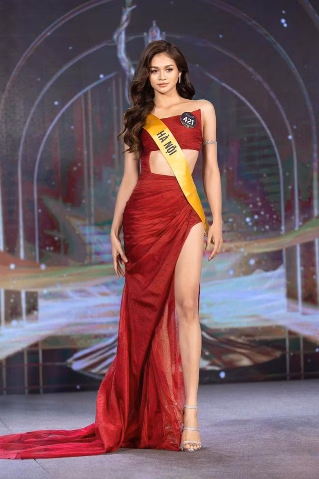 Cuộc thi Miss Grand Việt Nam 2024 (Hoa hậu Hoà bình Việt Nam) đang bước vào giai đoạn nước rút, sẵn sàng cho những đêm diễn hoành tráng vào đầu tháng 8 tới. Top 36 thí sinh năm nay, Vũ Hiền (nghệ danh Hellen) đang là cái tên thu hút truyền thông do có xuất thân là ca sĩ cùng vóc dáng nóng bỏng nổi bật.