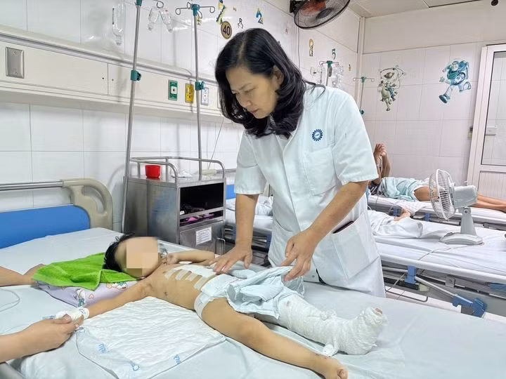 Cuu song be gai 3 tuoi bi xe cong nong can qua nguoi