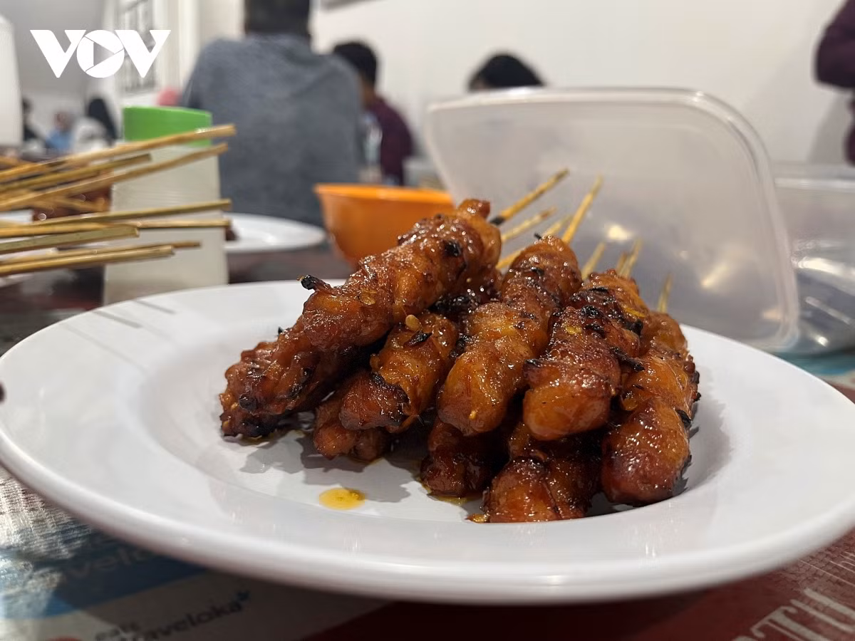  Sa tế thịt heo: Thịt lợn satay của Bali có vị mặn, ngọt và cay, thường được dùng kèm với nước sốt đậu phộng hoặc nước chấm tương cay. Sate Babi Bawah Pohon, Sate Plecing Arjuna và Sate Babi Bu Nyoman đều là những địa điểm tuyệt vời để thử món xiên đầy hương vị này.