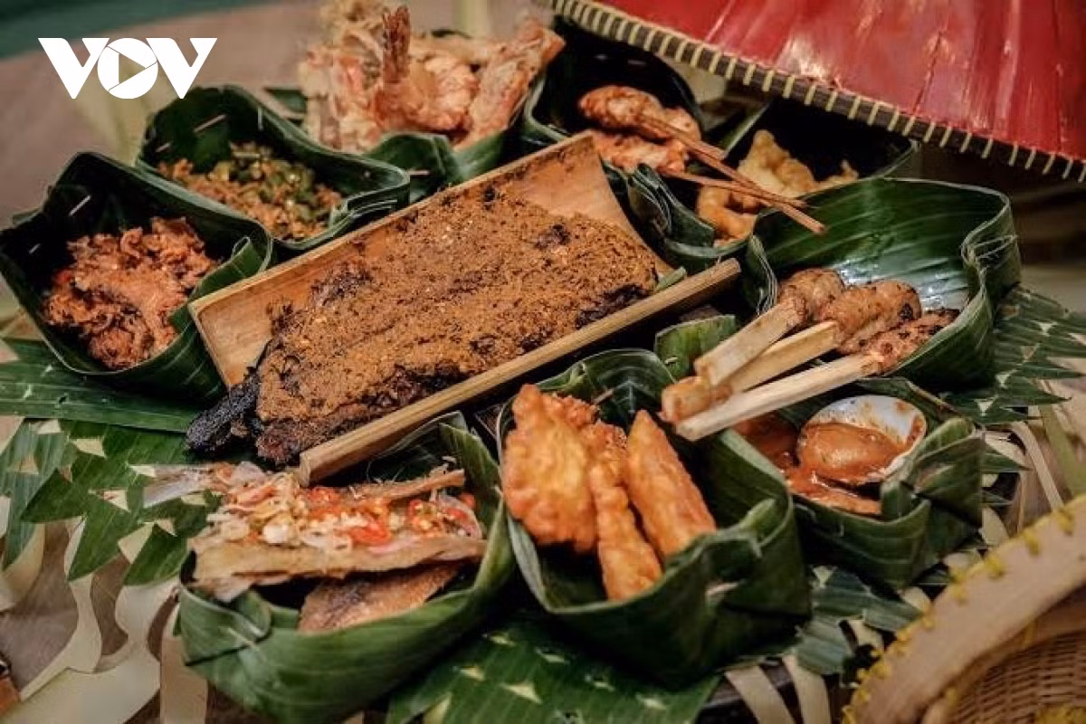  Món Bebek Bengal (ở giữa). Món ăn đặc trưng của Ubud là Bebek Bengil - món vịt có màu nâu và rắc nhiều gia vị. Món ăn này có thịt vịt được ướp với các loại gia vị “bí mật” của địa phương trong 12 giờ đồng hồ, khiến thịt mềm và có hương vị vô cùng thơm ngon. Thịt vịt có vỏ ngoài giòn, tan chảy trong miệng và thậm chí có thể ăn được cả xương.