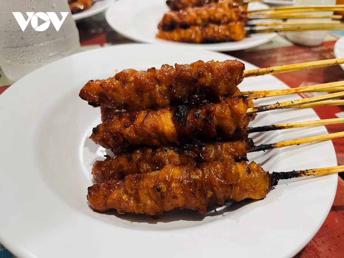  Món Sate Lilit: Những xiên thịt này là món ăn nhất định phải thử đối với những người yêu thích thịt. Món này được làm từ thịt gà hoặc thịt lợn băm ướp gia vị, quấn quanh sả hoặc xiên tre và nướng chín tới.
