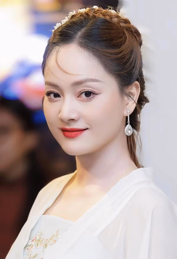 Ngoài ra, cô còn có chế độ tập luyện và ăn uống khoa học để chăm sóc da sâu từ bên trong.
