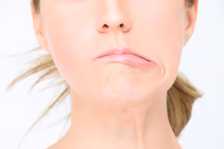 Miệng méo. Người có kiểu miệng méo, lệch, không cân xứng thì thường nói lời giả dối. Nếu có thêm đặc điểm là môi trên quá mỏng tới mức không che kín hàm răng, thì đó là người thích gieo rắc thị phi. Ngoài miệng thì ra vẻ nghiêm chỉnh, đứng đắn, nhưng trong thâm tâm lại đi bới móc, soi mói người khác. Thông tin chỉ mang tính chất tham khảo!