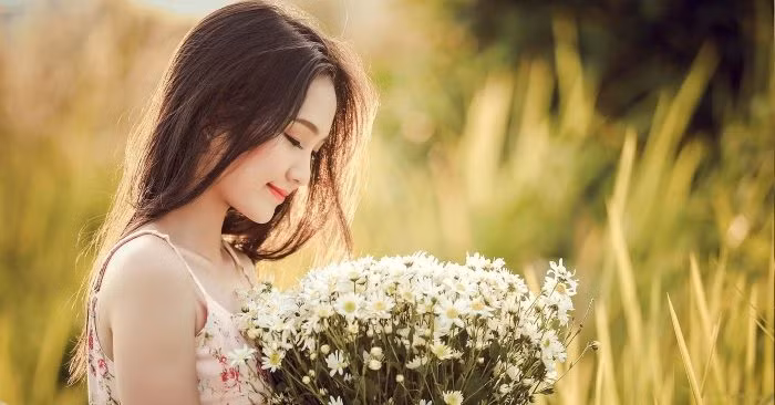 Phải biết rằng, tuýp người như vậy không biết trân trọng và trả giá. Họ thản nhiên nhận sự tốt đẹp mà người khác mang lại, không mảy may biết ơn về điều đó, ngược lại bản thân chỉ hành xử vô trách nhiệm. Nếu lựa chọn người như vậy làm vợ, gia đình khó mà êm ấm vẹn toàn.