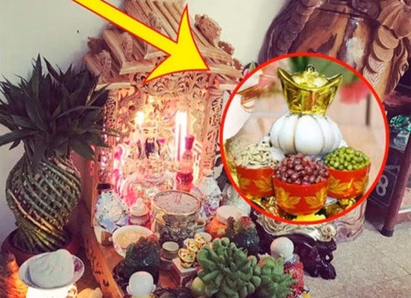 Quan niệm dân gian cho rằng có những loại ma quỷ có uy lực lớn làm suy giảm sức mạnh của hai ông. Vì vậy, có thể dùng tỏi kết thành tháp rồi đặt trên bàn thờ. Cách làm này sẽ giúp tăng dương khí và may mắn cho cả gia đình. * Thông tin chỉ mang tính tham khảo, chiêm nghiệm