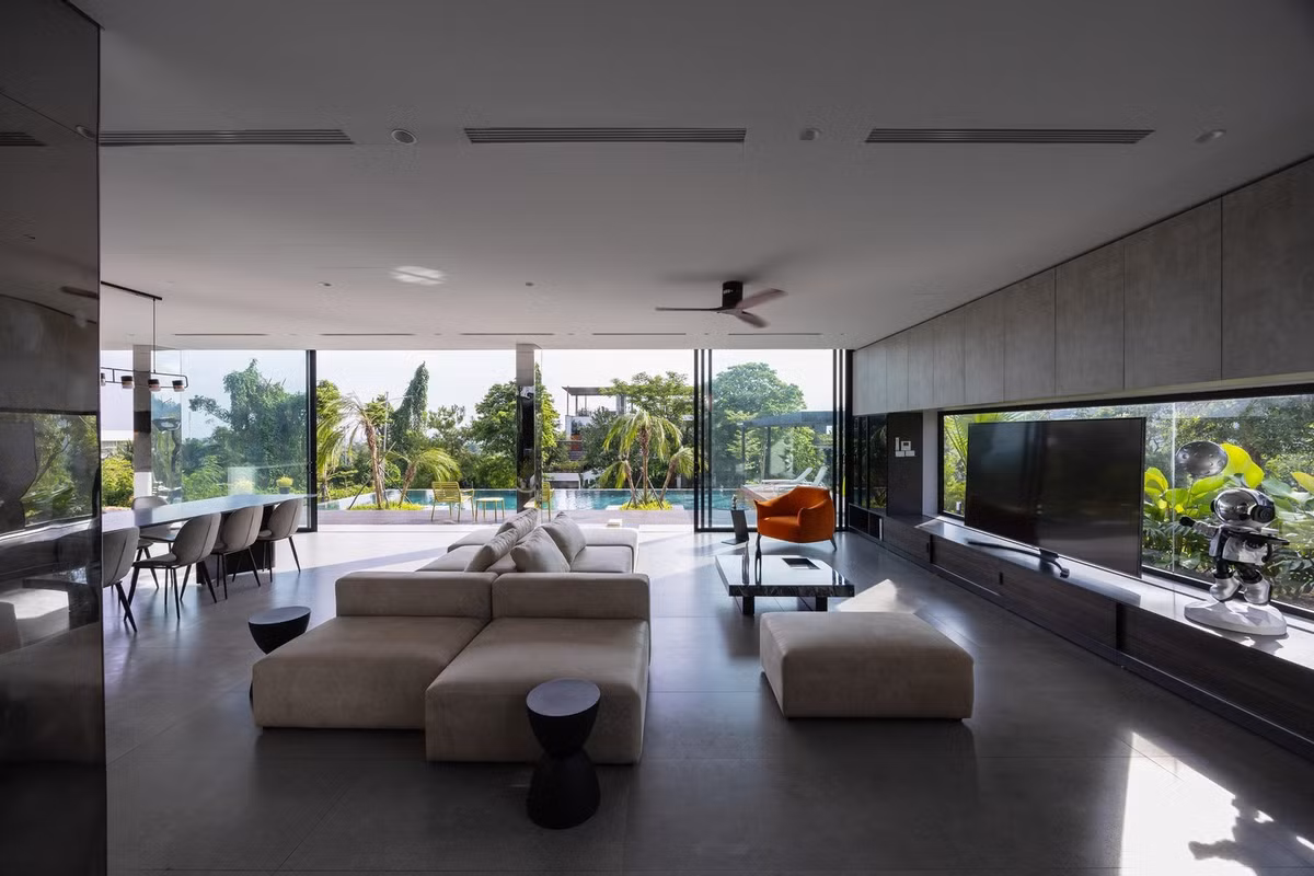 Khu vực sinh hoạt và bếp mở được mở rộng trực tiếp ra hồ bơi và không gian sân vườn, tạo ra sự lưu thông dễ dàng giữa nội thất và ngoại thất.