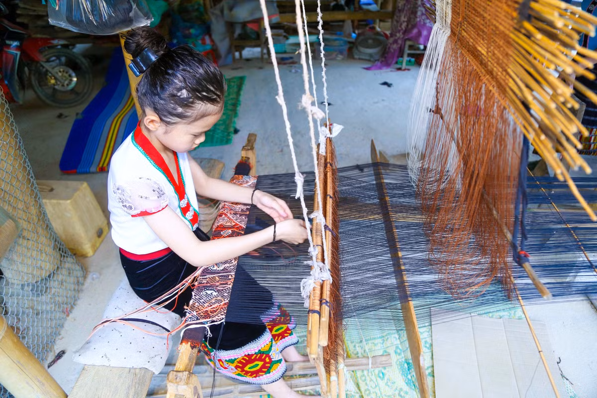 Ngoài việc múa hát, nhiều bé gái lại được bố mẹ truyền nghề dệt vải, đan áo và các đồ dùng thổ cẩm mang đậm bản sắc văn hóa của địa phương.