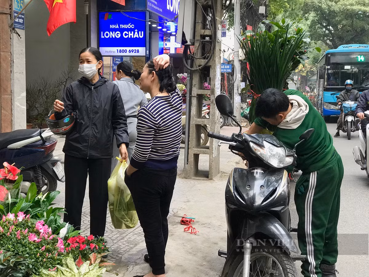  Nhiều khách hàng đã mua về cho gia đình được loại hoa ưng ý. Ảnh: Phương Linh - Nguyễn Tùng. 