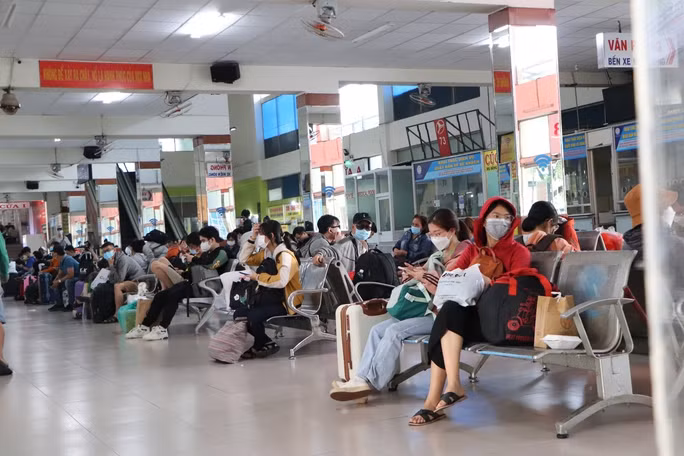 br/> Tại Bến xe miền Đông cũ (quận Bình Thạnh) không khí đi lại Tết cũng tràn ngập. Nhiều công nhân nghỉ làm, đón xe về quê.