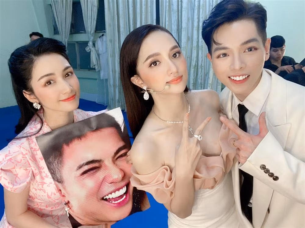 Hòa Minzy gặp hoa hậu: Chiều cao kém nhưng nhan sắc khó thua - Hình 5 Hoa Minzy gap hoa hau: Chieu cao kem nhung nhan sac kho thua-Hinh-5