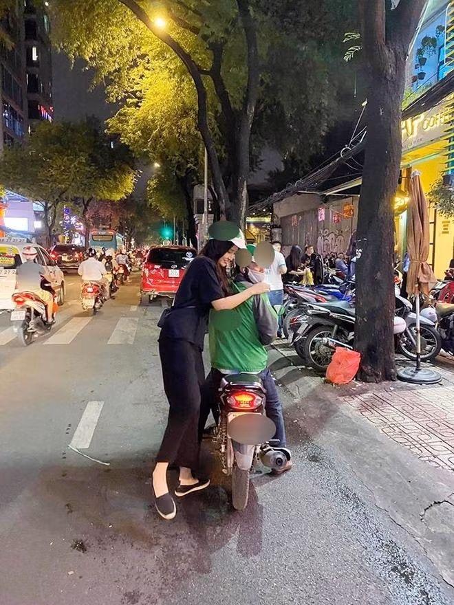 'Tom gon' canh Ngo Kien Huy di xe om, mu Pikachu noi nhat pho-Hinh-4