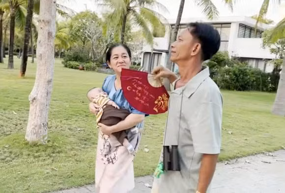 Ba mẹ vợ Lê Dương Bảo Lâm được con rể đưa đi chơi xa ảnh 2