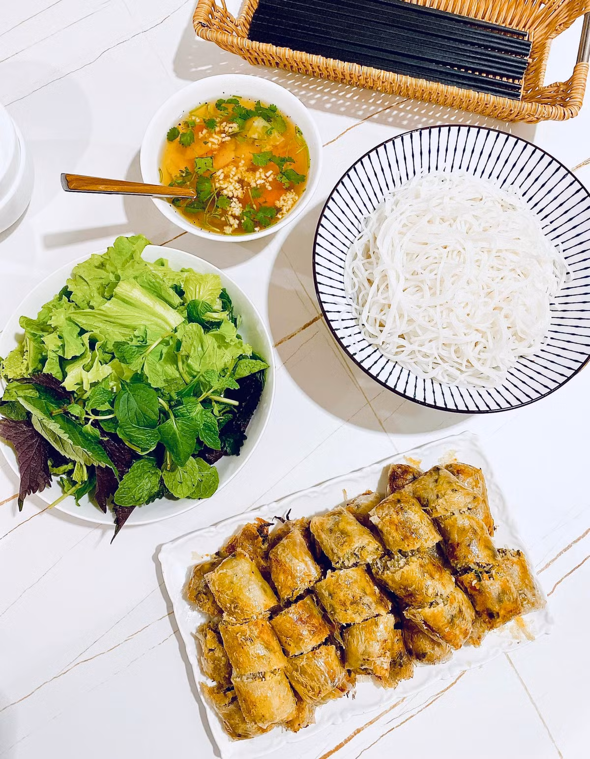 Bi quyet lam nem ran gion rum va pha nuoc cham chuan vi