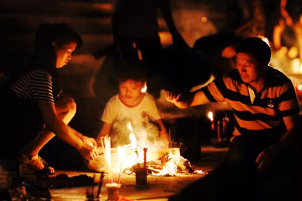 Cổng địa ngục sẽ mở vào lúc 23h ngày 3 tháng 8 dương lịch năm nay, chuyên gia tử vi nhắc nhở rằng trong tháng 7 âm lịch, những người có con giáp là chuột, rắn, khỉ và lợn sẽ dễ bị mắc kẹt vào âm nên khi ra ngoài phải cẩn thận hơn để đề phòng tà ma ám ảnh.