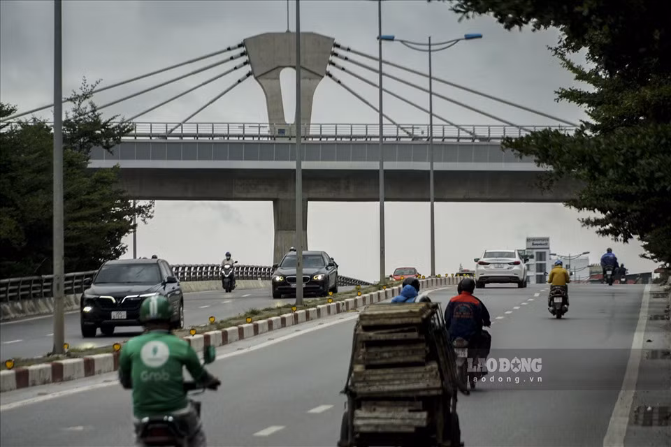 Tại đường vành đai 2 (đường Bưởi trên cao), một số phương tiện phải bật đèn xe khi di chuyển.