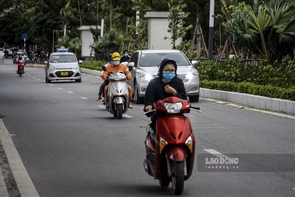 Nhiều người tỏ ra bất ngờ vì trời âm u từ giữa buổi sáng nhưng đã 3 tiếng trôi qua, đến thời điểm này trời vẫn chưa đổ mưa.