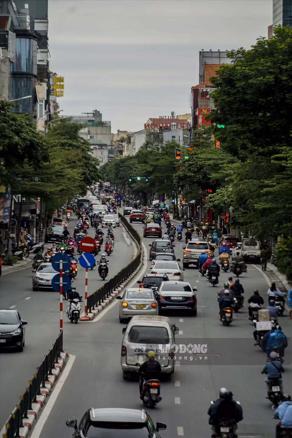 Khu vực Hà Nội nhiều mây, có lúc có mưa rào và dông. Trong mưa dông có khả năng xảy ra lốc, sét và gió giật mạnh. Đêm trời trở rét. Nhiệt độ thấp nhất 17 - 20 độ C; cao nhất 24 - 26 độ C.