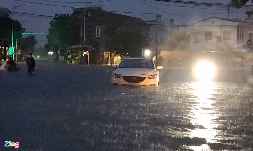Tối 23/10, nhiều khu vực ở TP Quảng Ngãi vẫn ngập sâu, khiến giao thông tê liệt hoàn toàn.