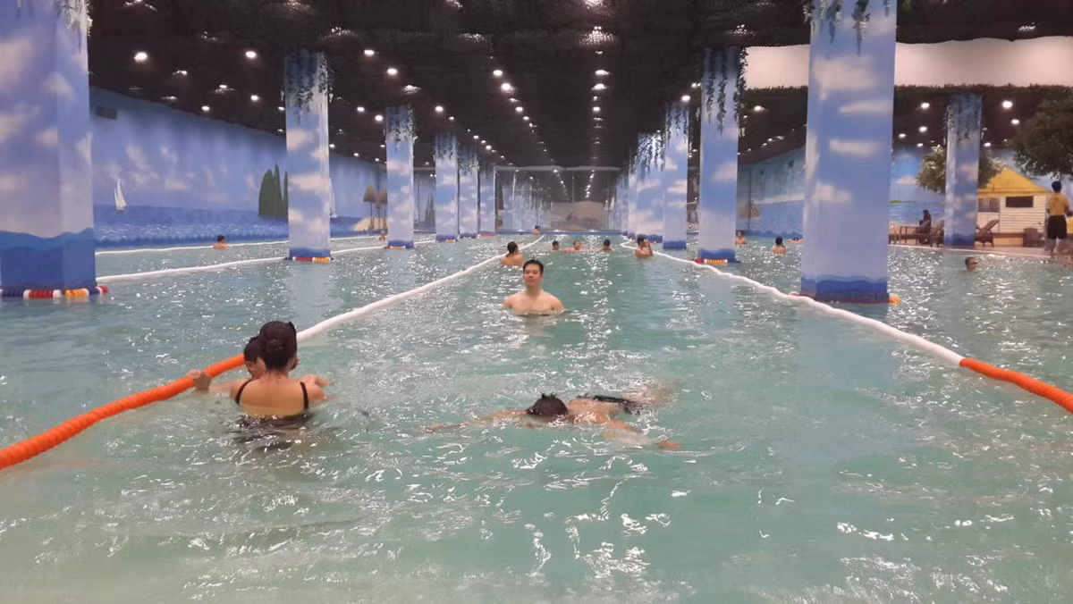 Với diện tích lên đến gần 1.400m2, chiều dài vượt chuẩn Olympic 56m, bể bơi người lớn chính là tâm điểm thu hút mọi tín đồ của đường đua xanh.
