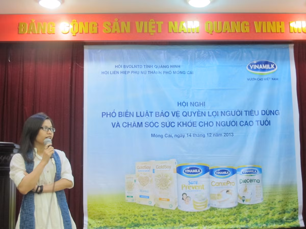 Bà Lâm Ngọc Trinh – Đại diện ngành hàng nước giải khát của Vinamilk giới thiệu với người tiêu dùng về những lợi ích của sản phẩm sữa đậu nành