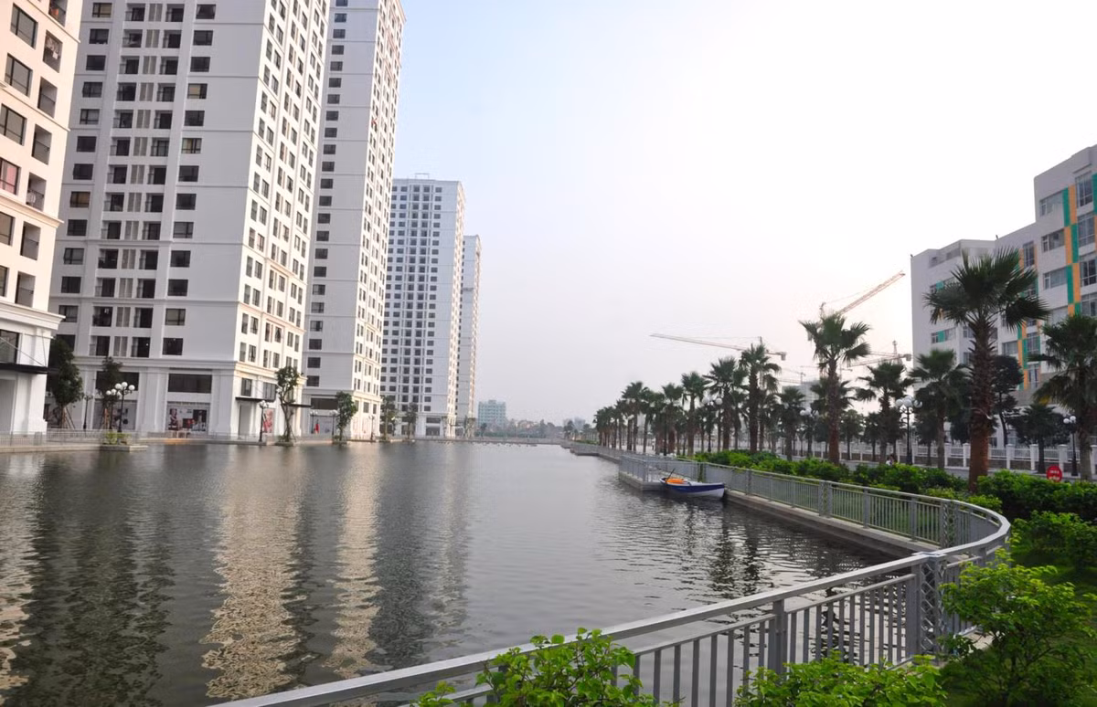 Hồ nước trải dài không chỉ tạo không gian sống thanh bình mà còn là giải pháp điều hòa không khí thông minh.