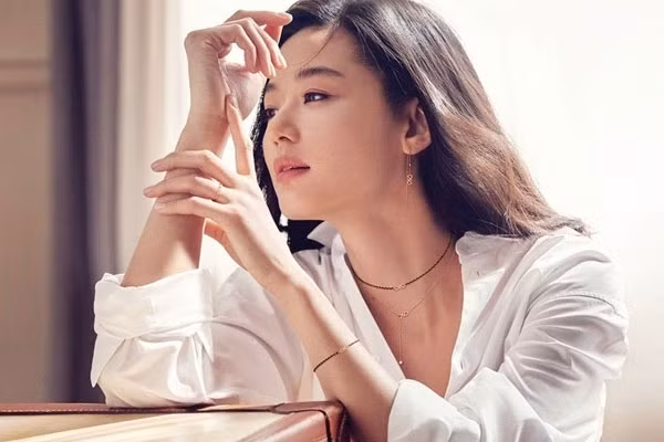 Nguoi yeu cu gui qua cuoi bang ca can chung cu, toi co nen nhan?