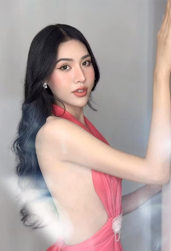 Cô cũng chọn tập luyện để giữ vóc dáng thêm săn chắc.