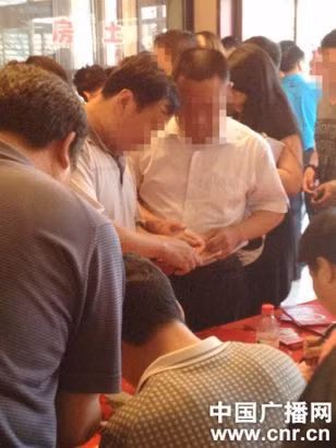 Ủy ban kỷ luật huyện Cô Nguyên đã thành lập một nhóm để điều tra thêm về vụ việc. Trong những tháng gần đây, chính phủ Trung Quốc đã kêu gọi chống lãng phí và tham nhũng.
