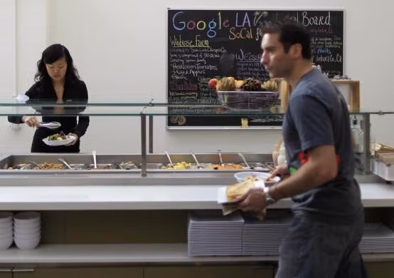 Mọi người ăn tại nhà hàng tự phục vụ trong tổ hợp Google gần Venice Beach ở Los Angeles, Mỹ.