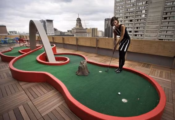 Một nữ nhân viên chơi golf trên ban công của văn phòng Google ở Toronto, Canada.
