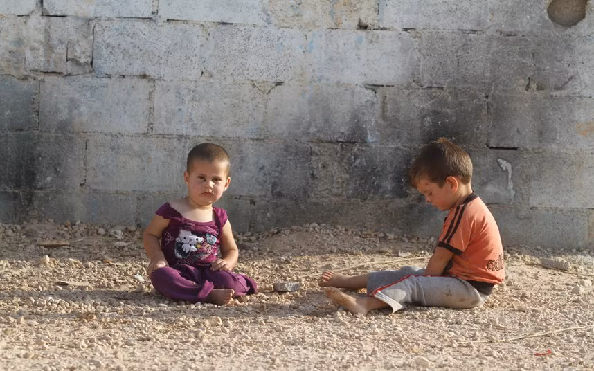 Hai anh em chơi trong trại tị nạn Zaatari. Hiện có khoảng 515.000 người Syria đang tị nạn tại Jordan, chiếm 8% dân số nước này.