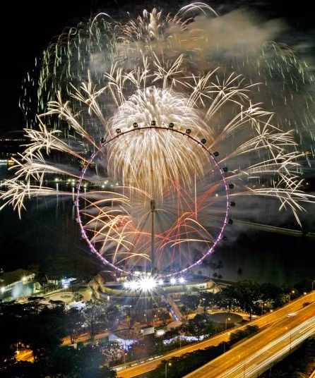 Singapore Flyer của Singapore có chiều cao 165m và là vòng đu quay lớn nhất thế giới năm 2008.