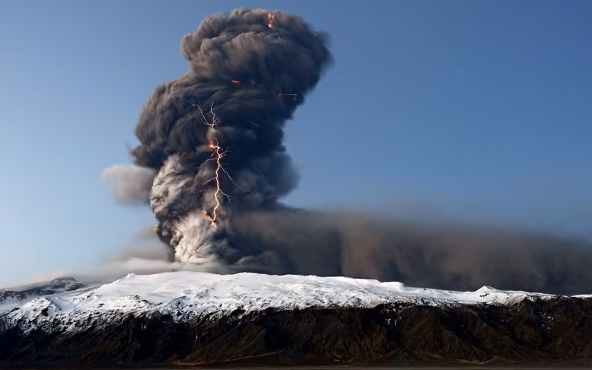 Sét đánh trúng núi lửa Eyjafjallajokull đang phun trào tro bụt đen kịt.