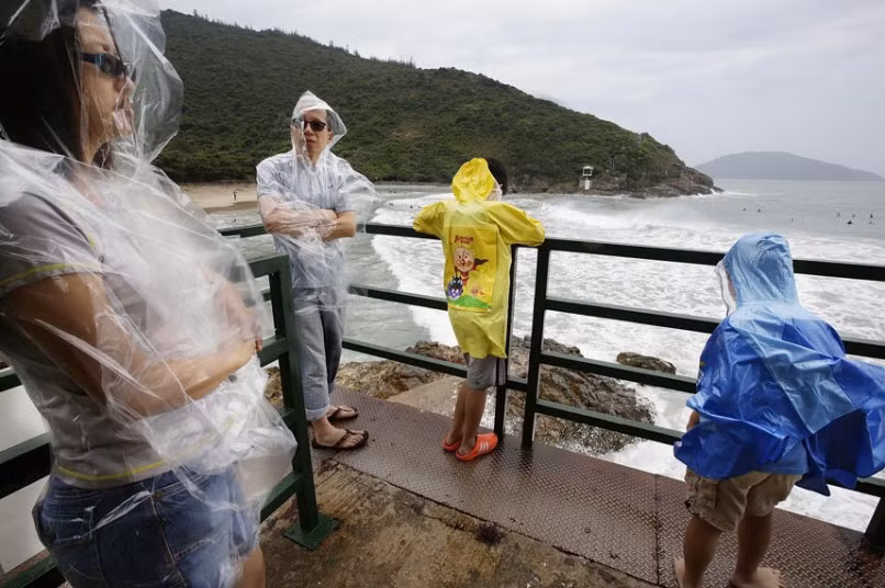 Một gia đình đứng xem sóng bão ở Hong Kong.