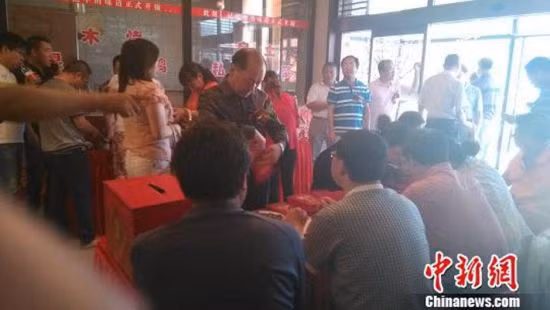 Đổi lại, ông Yue Shuwang đã nhận được 1 triệu NDT tiền mừng và quà biếu từ những khách mời tới dự đám cưới.