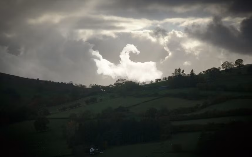 "Rồng lửa" trên bầu trời Brecon Beacons, Xứ Wales.