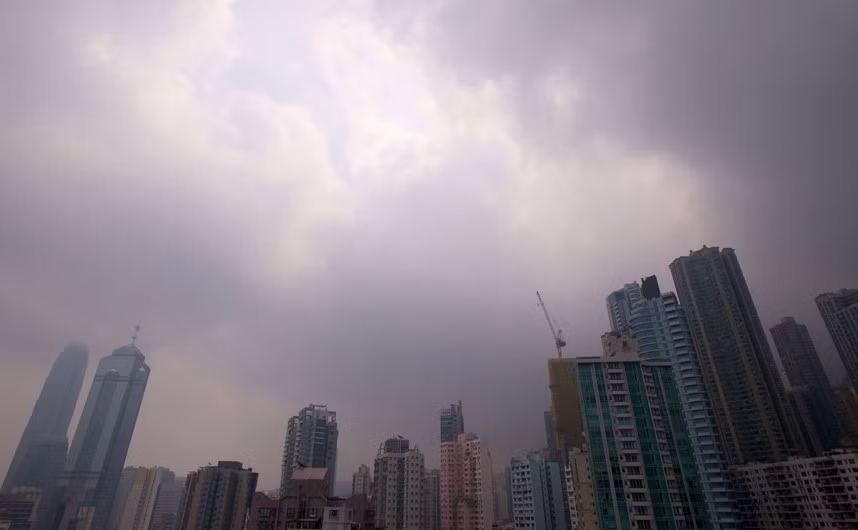 Mặt trời bắt đầu xuất hiện sau khi siêu bão Usagi rời khỏi Hong Kong.