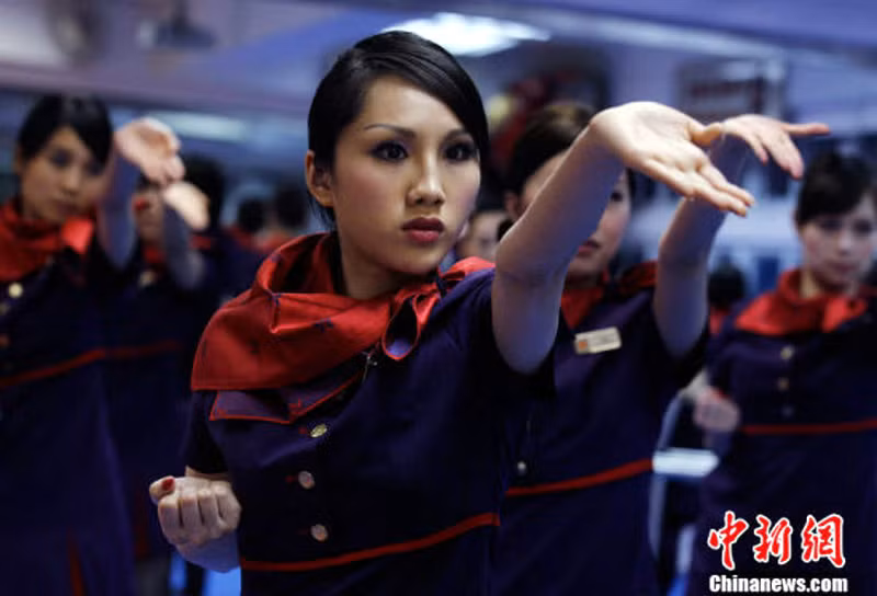 Các nữ tiếp viên của hãng hàng không Hong Kong Airlines được đào tạo môn võ Vịnh xuân nhằm đối phó với tình trạng hành khách say sỉn và quấy rối trên các chuyến bay.