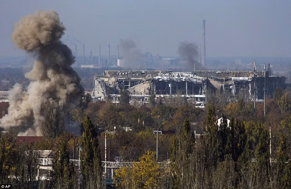 Sân bay Donetsk bị hư hại năng nề sau các cuộc tấn công.