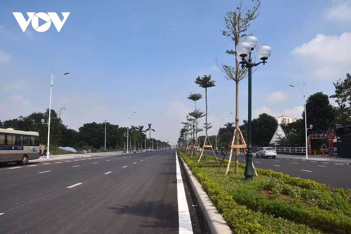 Hệ thống chiếu sáng hai bên đường và dải phân cách kết hợp trồng hoa đã hoàn thành.