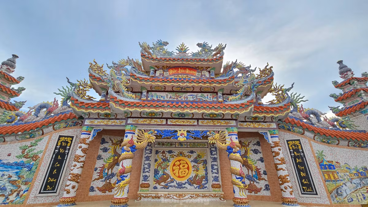 Nhiều linh vật rồng, phượng được đắp nổi, trang trí công phu, cầu kỳ. Cùng với đó là những câu đối, chữ thọ, chữ đức, họa tiết trang trí mô tả cảnh quan sông núi, hoa lá, cây cỏ... Phần mái của nhà bia và bình phong đều được lợp ngói đỏ và được trang trí nhiều màu sắc. Đáng chú ý, bên trong khu lăng chưa có mộ phần.