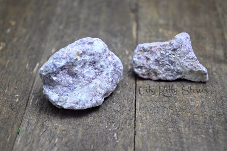  2. Khám phá lần đầu. Lithium được phát hiện lần đầu tiên vào năm 1817 bởi nhà hóa học người Thụy Điển Johann August Arfvedson khi ông phân tích một khoáng vật petalite. Ảnh: Pinterest.
