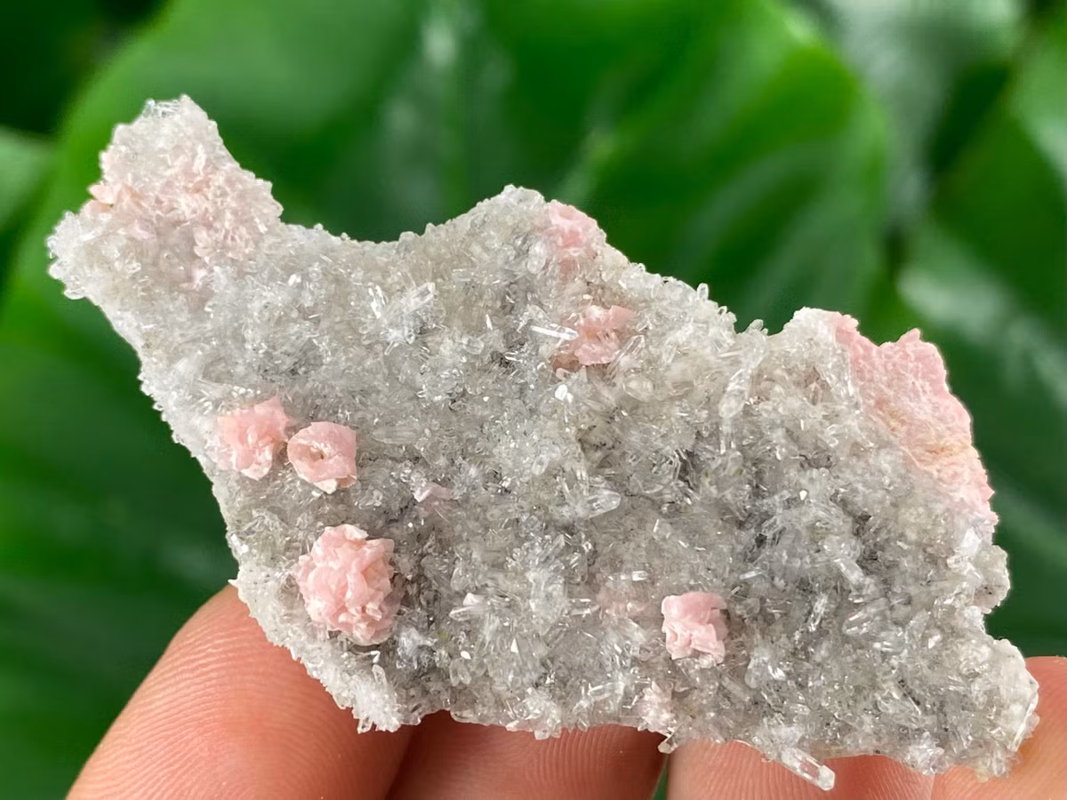  8. Tính dẫn điện cao. Lithium có khả năng dẫn điện tốt, giúp nó trở thành vật liệu quan trọng trong công nghệ pin và các thiết bị điện tử. Ảnh: Pinterest.