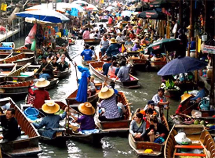  9. Chợ nổi. Chợ nổi như Damnoen Saduak là nét đặc trưng văn hóa Thái, nơi bạn có thể thưởng thức món ăn ngay trên thuyền. Ảnh: Pinterest.