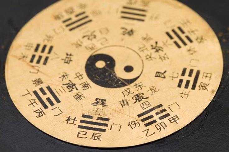  11. Tính ứng dụng trong quân sự. Kinh Dịch cũng có sự ảnh hưởng lớn đến chiến lược quân sự, nhất là trong các tác phẩm như "Binh pháp Tôn Tử", khi nhiều chiến lược quân sự được dựa trên sự thay đổi và ứng biến theo hoàn cảnh. Ảnh: Pinterest.