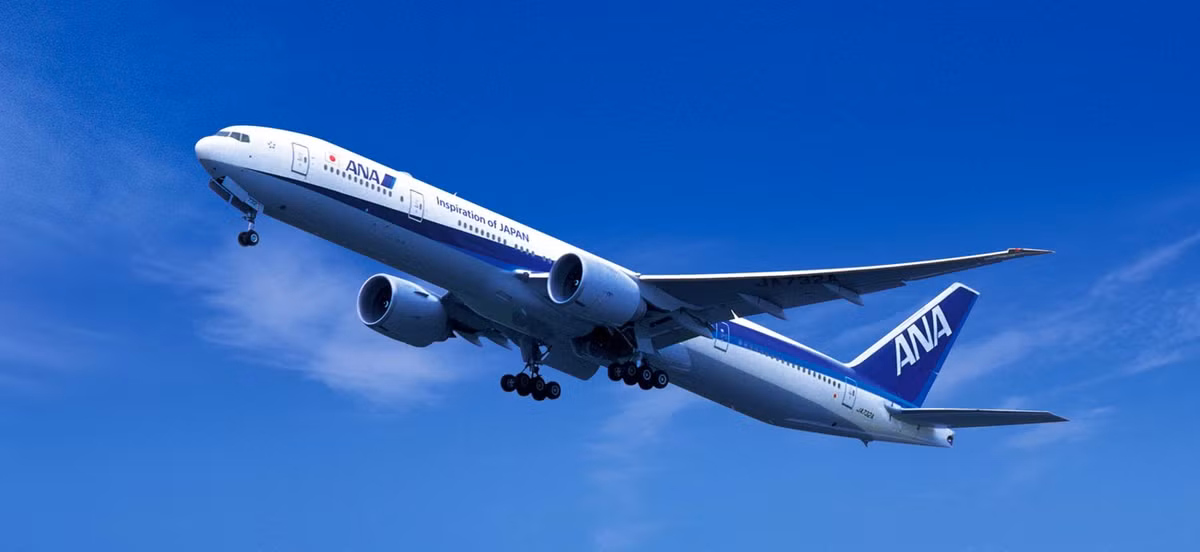 Hay máy bay Boeing 777 của hãng hàng không All Nippon (Nhật Bản) cất cánh lúc 0h5 ngày 1/1/2020 (giờ địa phương) từ Tokyo và hạ cánh lúc 16h30 ngày 31/12/2019 ở Los Angeles (Mỹ)